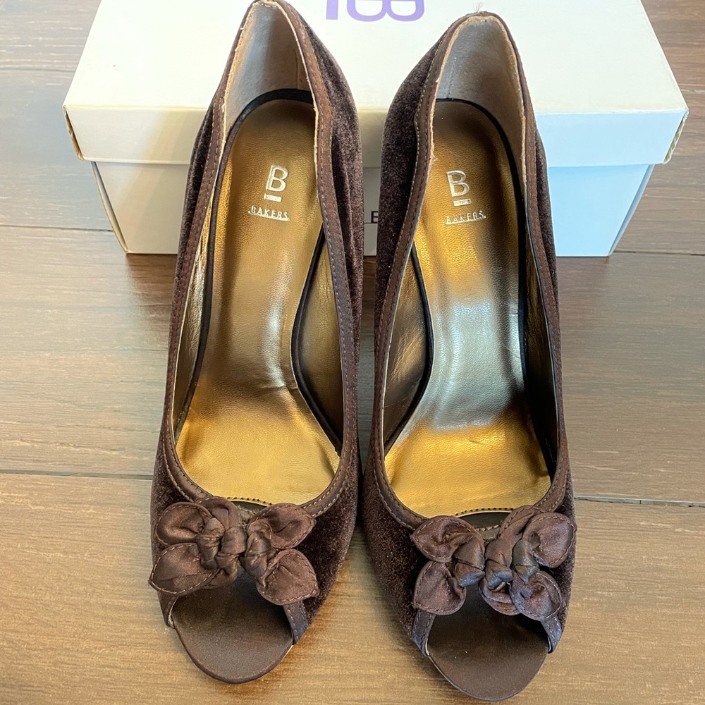 Bakers Shoes, brown velvet sz 8